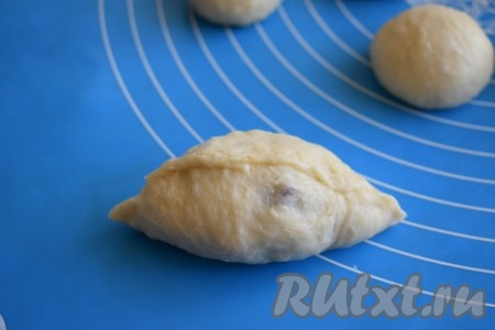 Защипываем края теста над начинкой, формируя пирожок. Таким образом лепим все пирожки.
