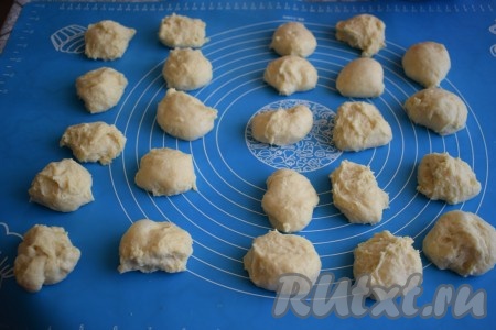 Далее аккуратно разделяем тесто на 24 комочка.
