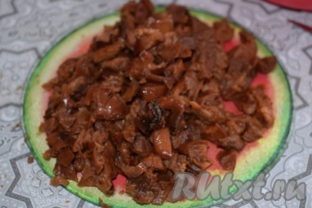 Нарезаем яблоки на дольки.
