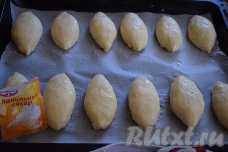 Смазываем пирожки яйцом, взбитым при помощи вилки, и посыпаем ванильным сахаром.
