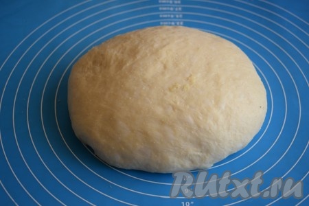 Выкладываем тесто на стол, не обминая.
