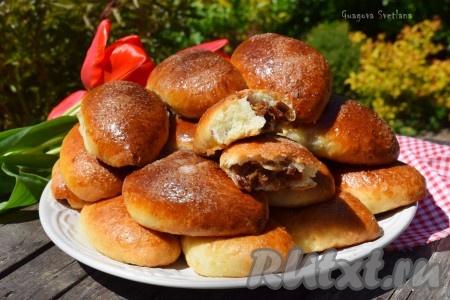 Даём пирожкам отлежаться и остыть, накрыв их полотенцем. Румяные, чудесно пахнущие, пышные и такие ароматные пирожки тут же привлекут внимание всей семьи и, поверьте, не успеют они остыть, как их будет становиться всё меньше и меньше. Домашнее чаепитие с такими пирожками будет незабываемым!
