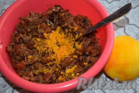 Варенье (у меня айвовое варенье, вы можете использовать любое варенье) выкладываем в миску, добавляем измельчённые сухофрукты и натираем на мелкой тёрке цедру с половины апельсина.
