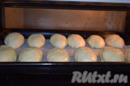 Даём пирожкам подойти в течение 15-20 минут и отправляем в разогретую духовку.
