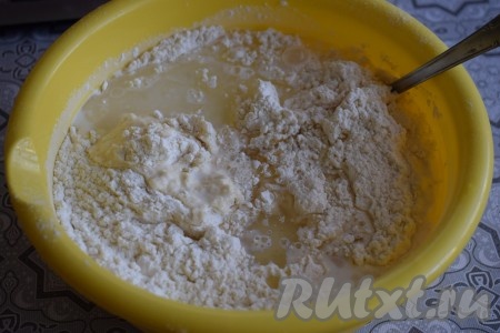 Добавляем тёплое молоко, температура которого не более 40 градусов, и растительное масло. Начинаем столовой ложкой замешивать тесто для пирожков, когда тесто схватится и начнёт сворачиваться в ком, то приступаем к замесу руками. Вымешивает тесто, примерно, 10 минут (до гладкости и однородности).
