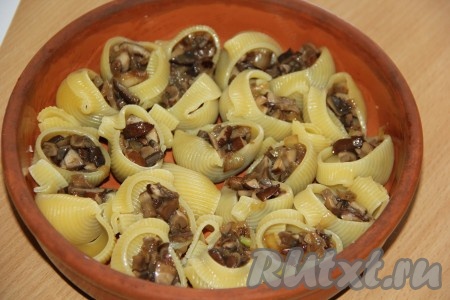 Заполнить ракушки грибной начинкой и выложить плотно в жаропрочную форму.
