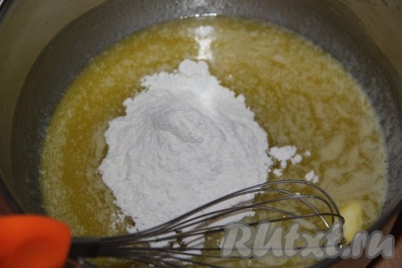 В растопленное масло всыпать муку.
