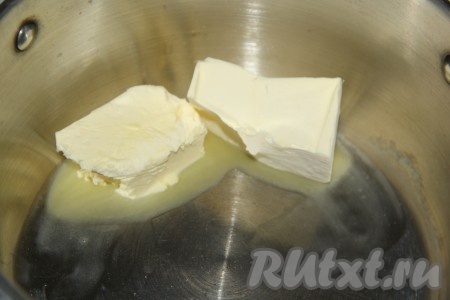 Теперь приготовим соус бешамель, для этого в сотейнике (или небольшой кастрюльке с толстым дном, или в сковороде) на среднем огне нужно растопить сливочное масло.
