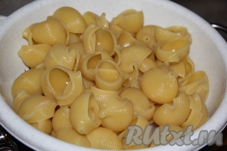 Отваренные до полуготовности ракушки откинуть на дуршлаг и хорошо промыть холодной водой.
