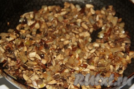 В течение 15 минут, помешивая, обжарить на среднем огне лук с грибами, посолить по вкусу. Грибную начинку для фарширования ракушек снять с огня и дать остыть.
