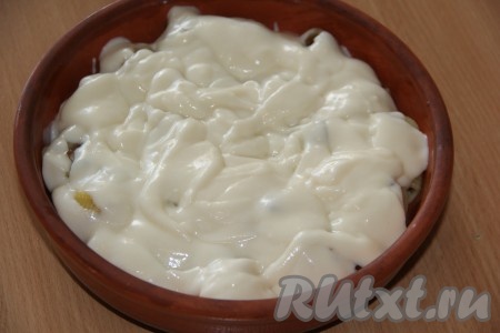 Выложить соус бешамель поверх ракушек, фаршированных грибами.
