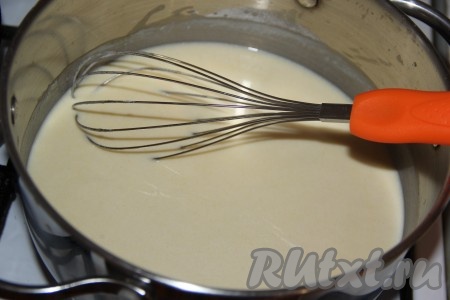Далее, небольшими порциями, постоянно перемешивая, влить сливки (или молоко) и варить соус на медленном огне. Как только соус закипит, добавить соль и сахар. Перемешать и снять с огня.

