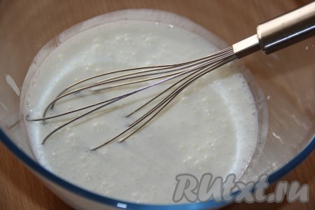 Кефир влить в миску, добавить соду, хорошо перемешать венчиком и оставить на 5 минут. За это время сода погасится в кефире.
