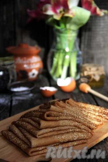 Блины, замешанные на кефире и минералке, получаются очень аппетитными, с множеством дырочек, нежными и очень вкусными. К столу подаём эти блинчики, дополнив мёдом, сладким соусом или сметанкой.
