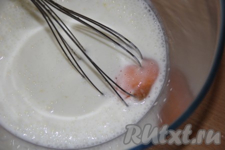 Затем добавить яйцо и перемешать.