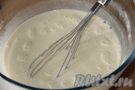 В получившееся тесто влить растительное масло, снова перемешать и оставить отдохнуть минут на 15. Тесто получится однородным и не густым.
