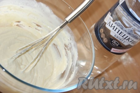 Перемешать тесто венчиком.