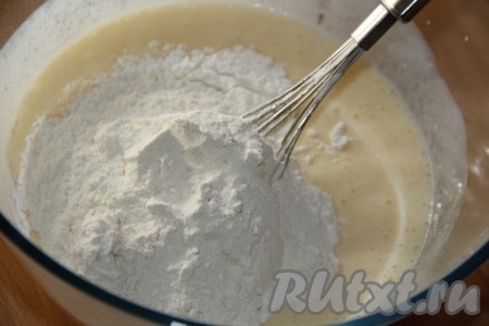 В получившуюся смесь всыпать муку, соль и сахар.
