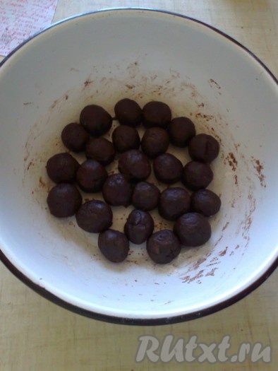 Из теста скатать небольшие (2 см в диаметре) шарики и отправить их в холодильник на 2 часа.
