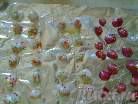 Можно покупной шоколад растопить на водяной бане, добавить кусочек сливочного масла и заполнить гнёзда шоколадной массой. Печенье, заполненное шоколадом, можно украсить конфетами в цветной глазури (арахис или изюм). У меня не было готовых конфет, поэтому я&nbsp;обмакнула арахис в сахарную глазурь на желатине и присыпала сахарной посыпкой.