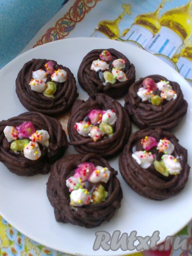 Украсила печенье арахисом в&nbsp;сахарной глазури на желатине.