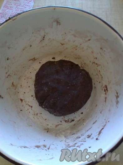 и замесить мягкое тесто.