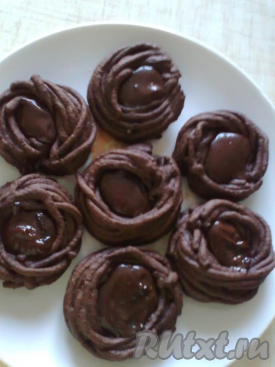 и отправляем в разогретую до 180 градусов духовку.&nbsp;Выпекаем при температуре 180 градусов 12-15 минут. Остужаем.&nbsp;Для начинки я использовала быстрый домашний шоколад.
