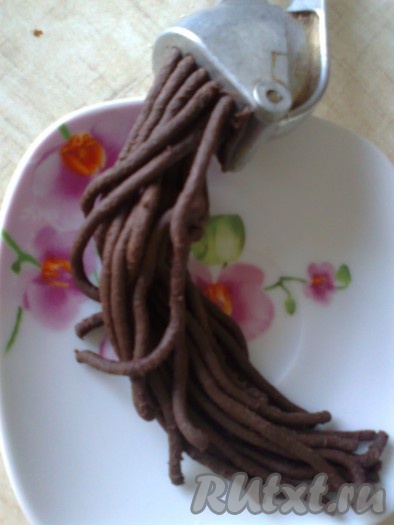 Затем берём 3 шарика теста и пропускаем через чеснокодавилку,
