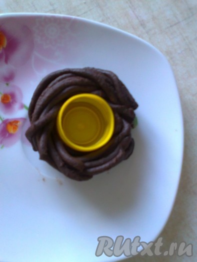 Середину придавливаем крышечкой от бутылки.
