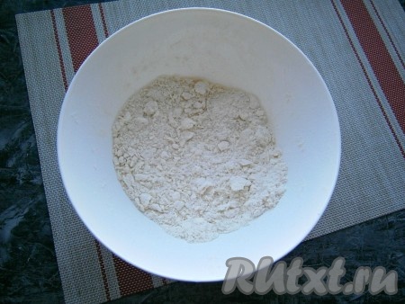 Получившуюся смесь перетереть руками в мелкую крошку.
