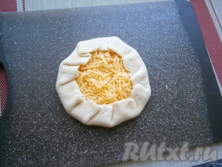 Края лепёшки завернуть к центру, оставив сыр открытым.
