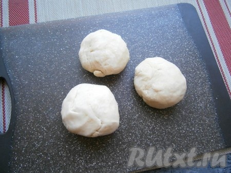 Разделить тесто на 3 части, подкатать в шарики.