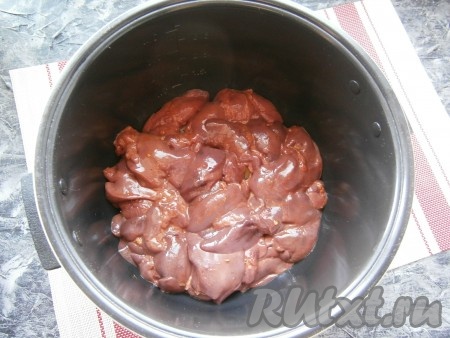 Поверх лука выложить куриную печень.
