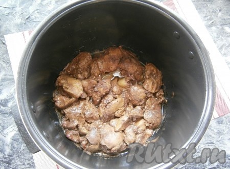 Крышку мультиварки закрыть и на 30 минут выставить режим "Выпечка". Не открывая крышку и не перемешивая, готовить куриную печень с луком до окончания программы.
