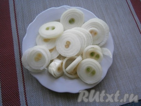 2-3 очищенные луковицы нарезать не тонкими кольцами.
