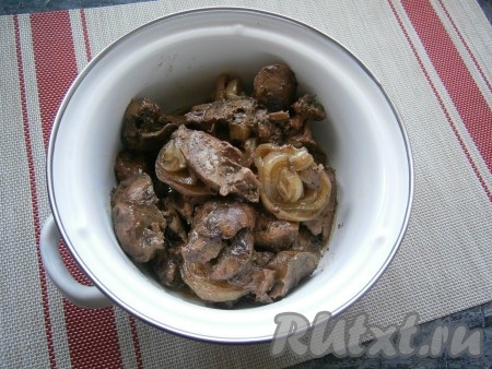 Печёнка получается целенькой, сочной и мягкой, а лук - наивкуснейшим.
