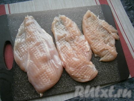 Отбить курицу немного молоточком.