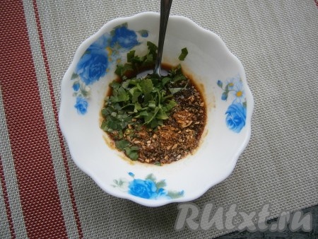 В смесь горчицы и мёда влить соевый соус, добавить измельчённую петрушку, пропущенный через пресс чеснок, всыпать специи для курицы, тщательно соус перемешать.
