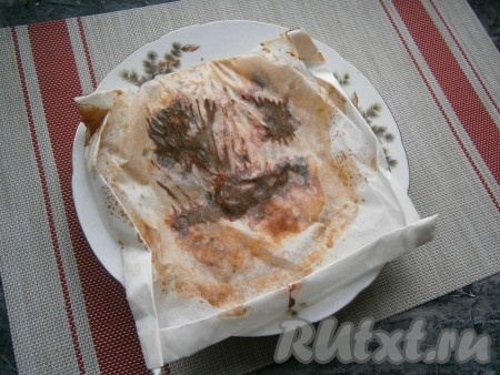 Переложить филе со сковороды на тарелку и оставить его в пергаменте, не разворачивая, ещё на 5 минут.
