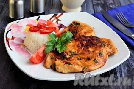 Куриное филе в пергаменте на сковороде