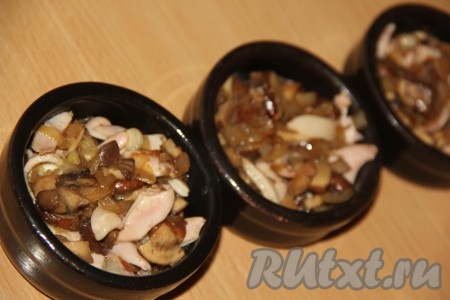 Смесь кальмаров и грибов разложить по кокотницам (или формочкам для запекания).
