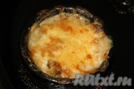 Поставить жульен с кальмарами и грибами в разогретую духовку и запекать минут 15 при температуре 180 градусов.
