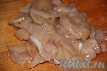 Кальмаров предварительно разморозить, очистить от плёночки, находящейся на поверхности тушек, удалить хорду, находящуюся внутри. Нарезать кальмаров на полоски (или кубики).
