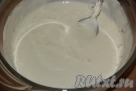 Соединить сметану и муку, можно добавить по щепотке специй и соли, тщательно перемешать получившийся соус.
