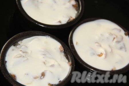 Разложить соус по формам поверх кальмаров с грибами.
