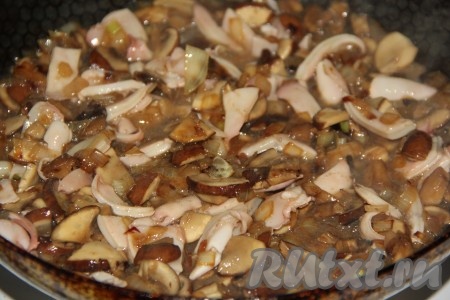 Перемешать кальмаров с грибами и луком, обжаривать в течение 1 минуты, помешивая, на среднем огне, а затем снять с огня и дать немного остыть.
