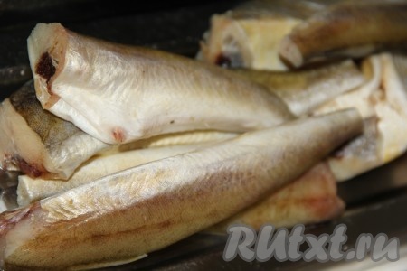 Навагу разморозить при комнатной температуре. Удалить голову, хвост и внутренности. Промыть рыбу под проточной водой. Если рыба крупная, её надо нарезать на достаточно большие кусочки. Посолить навагу.
