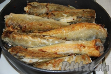 Жарить навагу с одной стороны на среднем огне в течение 5 минут (до золотистой корочки), затем перевернуть рыбку.
