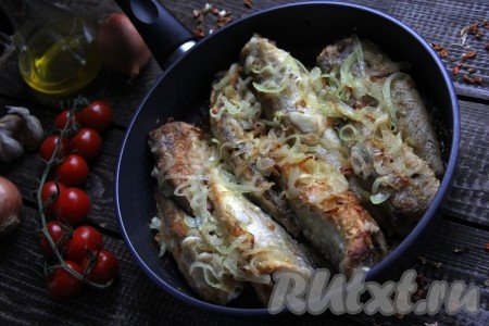 Вкусную и нежную навагу, тушёную с луком на сковороде, подать к столу в горячем виде, дополнив гарниром из отварного риса или картофеля. 
