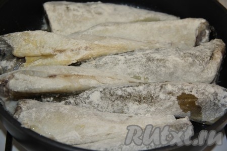 Выложить навагу в ту же сковороду, где жарили лук.
